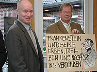 Foto E. H. Arndt: Bürgermeister Wind übereicht Investor Frankenstein zum Abschied ein Protestplakat