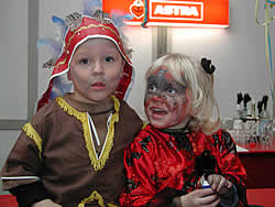Foto E. Arndt: Ein kleiner Häuptling und ein zaghafter Vampir: Jannik Mente (3) und Tamina Riesel (3) beschlossen spontan, die Kindermaskerade gemeinsam zu erleben.