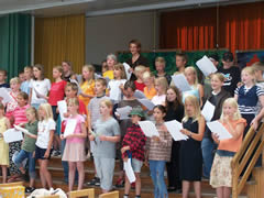 Begeisterten mit ihrem plattdeutschen Gesang: die Schüler und Schülerinnen der Plattdeutsch AG unter der Leitung von Diana Loll