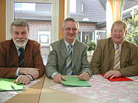 Foto Arndt: Drei Mann an einem Tisch (v.l.):  Samtgemeindebürgermeister Hans-Hermann Putensen, Kämmerer Rolf Breyer und Garstedts Bürgermeister Klaus-Peter Wind.